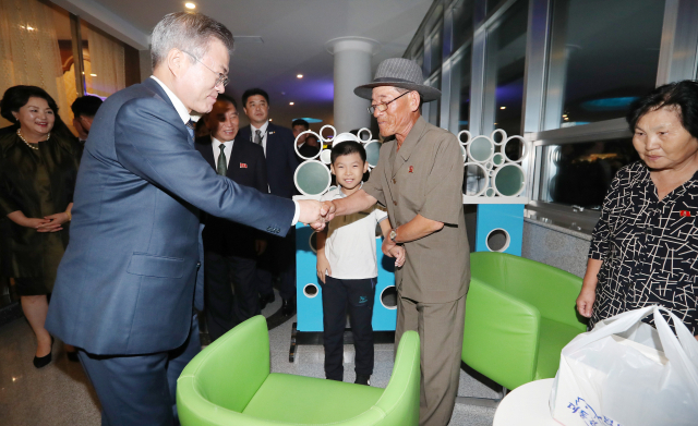 문재인 대통령이 19일 오후 평양 대동강 수산물 식당을 찾아 한 시민과 악수하고 있다. 연합뉴스