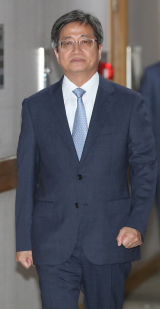 18일 서초동 대법원에서 열린 대법관후보추천위원회 회의에 김명수 대법원장이 입장하고 있다. 연합뉴스