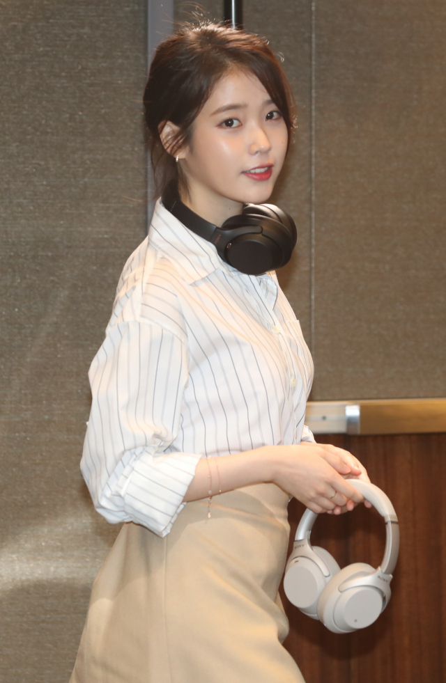 가수 아이유가 20일 오전 서울 종로구 JW메리어트 동대문스퀘어 서울에서 열린 소니코리아, 무선 노이즈 캔슬링 헤드폰 WH-1000XM3 출시 행사에서 제품을 선보이고 있다. 연합뉴스