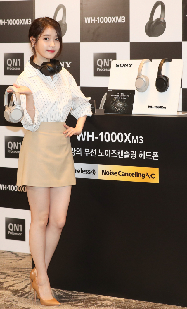 가수 아이유가 20일 오전 서울 종로구 JW메리어트 동대문스퀘어 서울에서 열린 소니코리아, 무선 노이즈 캔슬링 헤드폰 WH-1000XM3 출시 행사에서 제품을 선보이고 있다. 연합뉴스