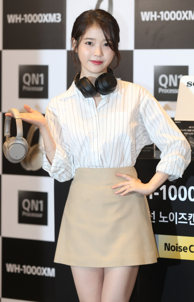가수 아이유가 20일 오전 서울 종로구 JW메리어트 동대문스퀘어 서울에서 열린 소니코리아, 무선 노이즈 캔슬링 헤드폰 WH-1000XM3 출시 행사에서 제품을 선보이고 있다. 연합뉴스