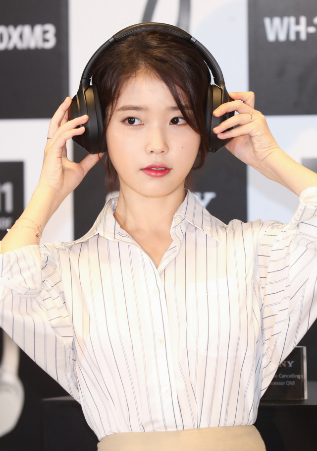 가수 아이유가 20일 오전 서울 종로구 JW메리어트 동대문스퀘어 서울에서 열린 소니코리아, 무선 노이즈 캔슬링 헤드폰 WH-1000XM3 출시 행사에서 제품을 선보이고 있다. 연합뉴스