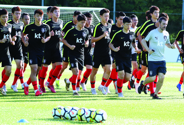 코스타리카, 칠레와의 두 차례 평가전을 앞둔 축구 대표팀 선수들이 5일 오후 경기도 파주 축구대표팀 트레이닝센터에서 가볍게 몸을 풀고 있다.