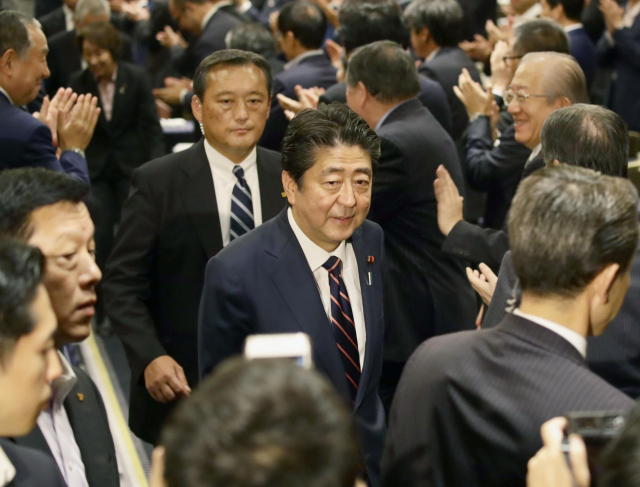 아베 신조(安倍晋三) 일본 총리가 20일 도쿄 자민당 본부에 마련된 차기 총재 선출을 위한 투개표장에 도착했다. 연합뉴스