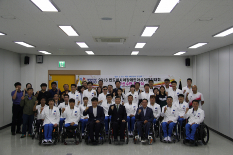 19일 경기도 이천시 대한장애인체육회 이천훈련원에서 열린 2018 인도네시아 장애인아시아경기대회 결단식에서 대구 선수단이 선전을 다짐하며 기념촬영을 했다. 대구시장애인체육회 제공