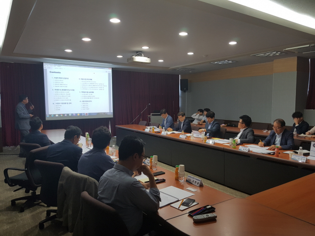 구미시 관계자들이 5G 테스트베드 구축 연구용역 최종보고회를 열어 국책사업 추진을 위한 구체적인 의견을 나누고 있다. 구미시 제공