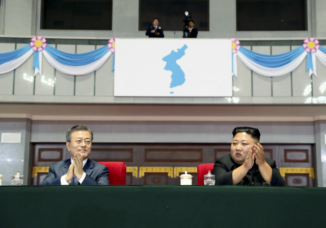문재인 대통령과 김정은 국무위원장이 19일 밤 평양 5.1경기장에서 열린 대집단체조와 예술공연 