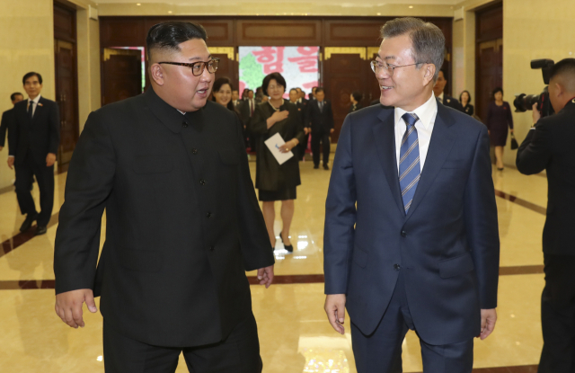문재인 대통령과 김정은 국무위원장이 2018년 9월 19일 밤 평양 능라도 5.1 경기장에서 열린 
