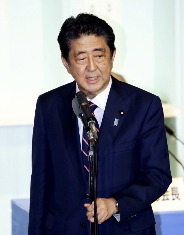 아베 신조(安倍晋三) 일본 총리가 20일 도쿄 자민당 본부에 열린 차기 총재 선거에서 승리한 뒤 인사하고 있다. 연합뉴스
