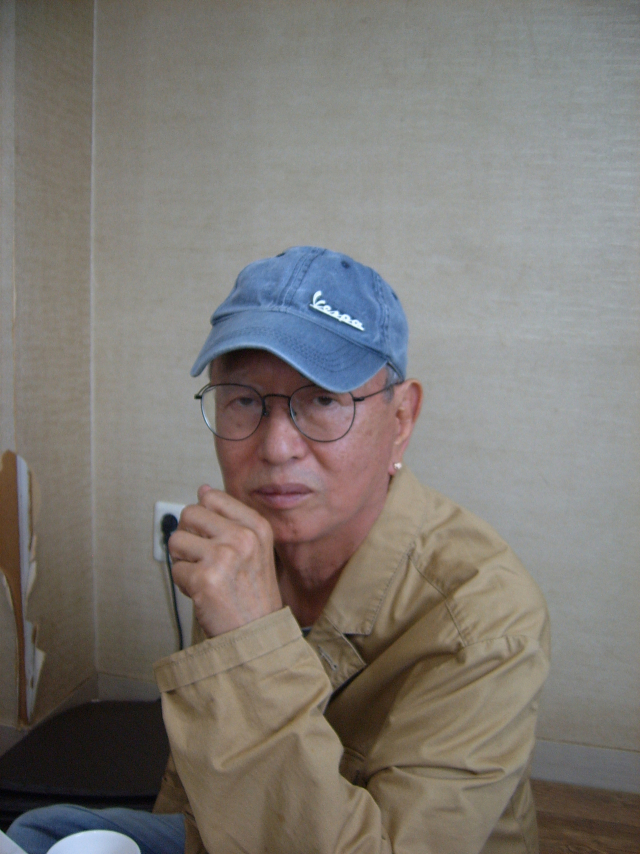 개그맨 전유성 씨가 20일 청도를 떠나는 배경과 그동안의 소회를 밝히고 있다. 노진규 기자