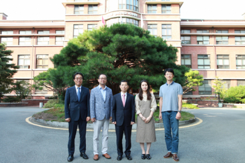 왼쪽부터(엔가든 홍성선 대표, 칠곡경북대학교병원 신경과 이호원 교수, 경북대학교병원 재활의학과 이양수 교수, 경북대학교병원 융합의료사업단 노미진 연구원, 경북대학교병원 융합의료사업단 박철우 교수)