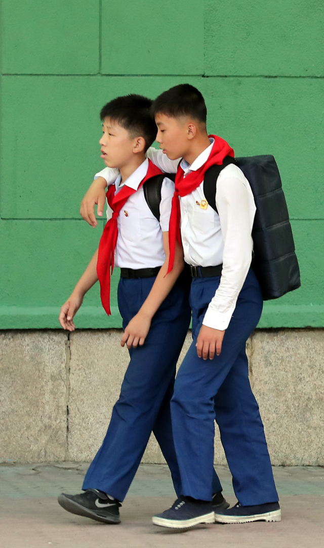 18일 평양 순안공항에서 시내로 향하는 거리에 학생들이 길을 가고 있다. 한 학생의 발에 해외 유명브랜드 운동화가 신겨 있다. 2018.9.18. / 평양사진공동취재단