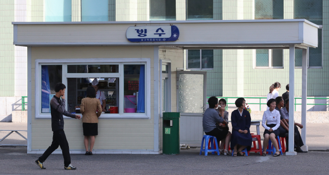 18일 평양 순안공항에서 시내로 향하는 거리에 있는 길거리가게 모습. / 평양사진공동취재단