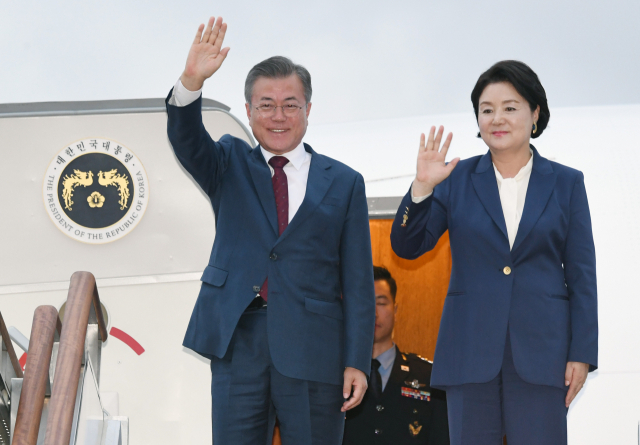 2박 3일간의 평양 남북정상회담 일정을 마친 문재인 대통령과 부인 김정숙 여사가 20일 경기도 성남 서울공항에 도착해 손을 들어 인사하고 있다. 연합뉴스