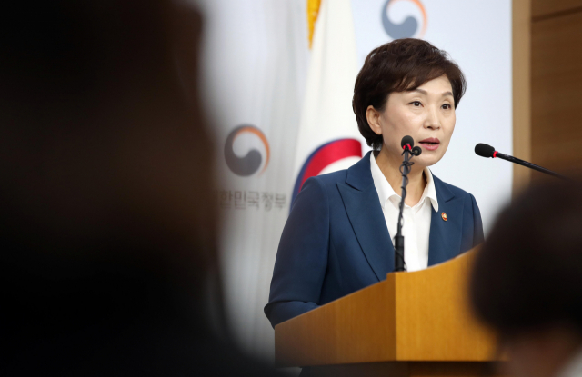 김현미 국토교통부 장관이 21일 오전 정부서울청사 별관에서 수도권 주택 공급 확대 방안에 대해 발표하고 있다. 연합뉴스