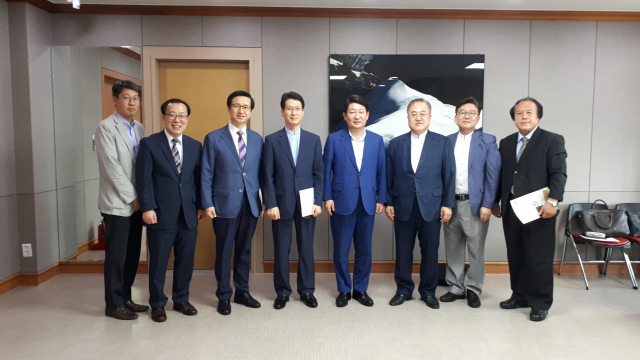대구기독교총연합회 관계자들과 권영진 대구시장이 교계의 현황에 대해 대화를 나누고 있다. 대구기독교총연합회 제공
