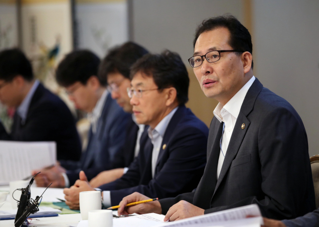 고형권 기획재정부 제1차관(오른쪽)이 21일 오전 정부서울청사에서 열린 혁신성장 전략점검 회의에서 모두발언을 하고 있다. 연합뉴스