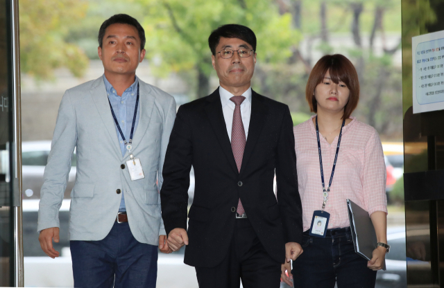 대법원 기밀문건을 반출한 혐의를 받고 있는 유해용 전 대법원 수석재판연구관이 20일 오전 서울 중앙지방법원에서 열린 영장실질심사를 받기 위해 안으로 향하고 있다. 연합뉴스