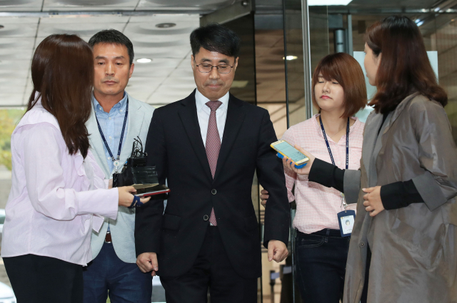 대법원 기밀문건을 반출한 혐의를 받고 있는 유해용 전 대법원 수석재판연구관이 20일 오전 서울 중앙지방법원에서 열린 영장실질심사를 받기 위해 안으로 향하고 있다. 연합뉴스