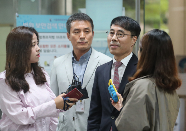 20일 오전 서울 서초구 서울중앙지법에 유해용 전 대법원 선임재판연구관이 영장실질심사를 받기 위해 출석하고 있다. 연합뉴스