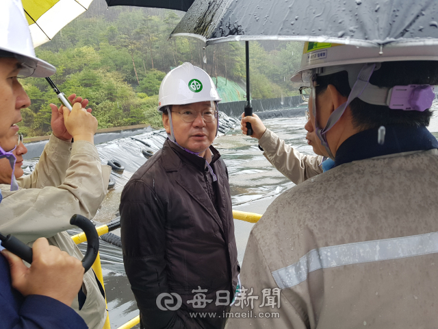 강효상 국회의원이 영풍석포제련소 1공장 뒤편에 있는 슬러지 매립장을 방문해 관계자로부터 설명을 듣고 있다. 김영진 기자
