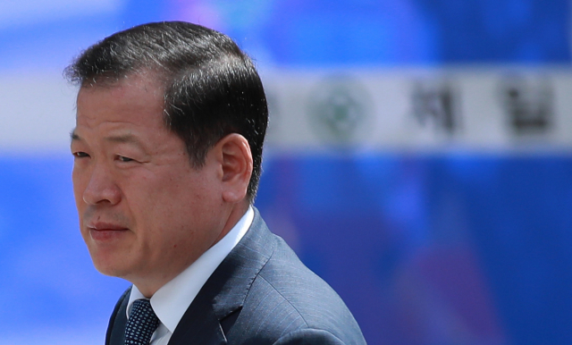 소강원 전 국군기무사령부 참모장(육군 소장)이 5일 오후 서울 용산구 국방부 보통군사법원에 세월호 민간인 사찰 혐의(직권남용 및 권리행사 방해)와 관련 구속 전 피의자심문(영장실질심사)을 위해 들어서고 있다. 연합뉴스