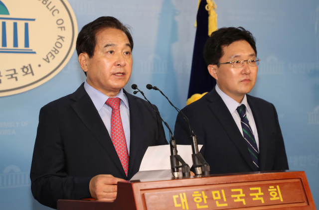 자유한국당 심재철 의원이 21일 국회 정론관에서 자신의 사무실 압수수색과 관련해 기자회견을 하고 있다. 연합뉴스