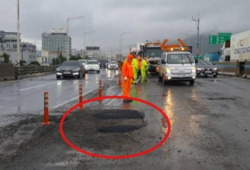 부산 사상구 낙동대교 인근 도로에서 도로 팸 현상(포트홀)이 2곳에서 나타났다. 부산지방경찰청 제공