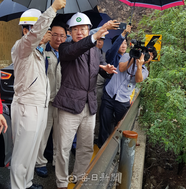 강효상 국회의원은 21일 봉화 영풍석포제련소를 방문해 그동안 환경단체가 지적해왔던 다양한 문제에 대해 개선을 요구했다. 윤영민 기자