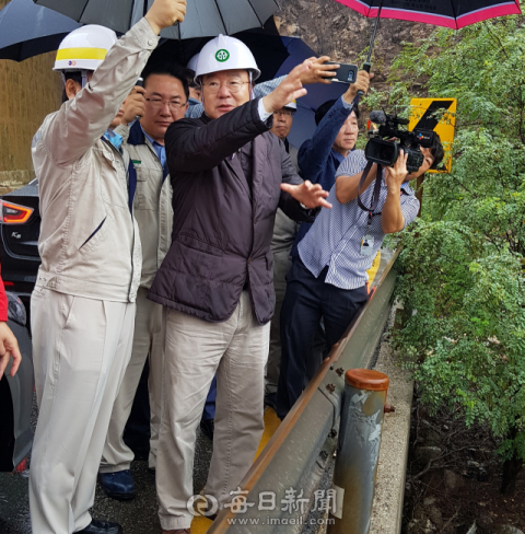 강효상 국회의원은 21일 봉화 영풍석포제련소를 방문해 그동안 환경단체가 지적해왔던 다양한 문제에 대해 개선을 요구했다. 윤영민 기자