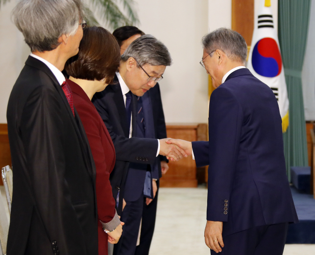 문재인 대통령이 21일 오후 청와대에서 열린 신임 장관 임명장 수여식에 입장하다 이재갑 고용노동부 장관과 인사하고 있다. 연합뉴스