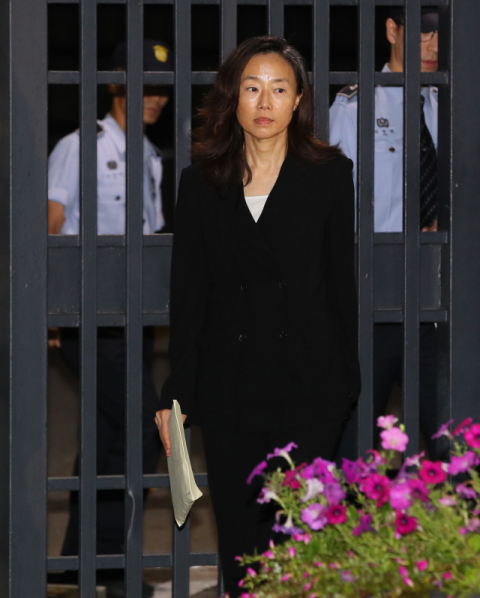 조윤선 전 청와대 정무수석이 22일 자정께 경기 의왕시 서울구치소를 나서고 있다. 조 전 수석은 박근혜 정부 시절 특정 문화·예술계 인사를 지원 대상에서 배제한 이른바 