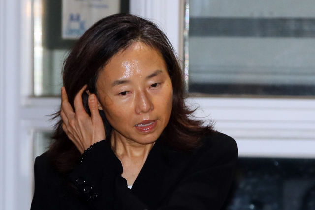 조윤선 전 청와대 정무수석이 22일 자정께 경기 의왕시 서울구치소를 나서며 취재진과 인터뷰하고 있다. 조 전 수석은 박근혜 정부 시절 특정 문화·예술계 인사를 지원 대상에서 배제한 이른바 