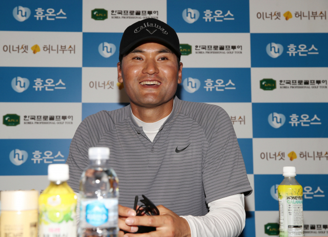 박찬호가 22일 충남 천안 솔라고CC에서 열린 휴온스 셀러브리티 프로암 경기 3라운드에서 인터뷰를 하고 있다. 연합뉴스