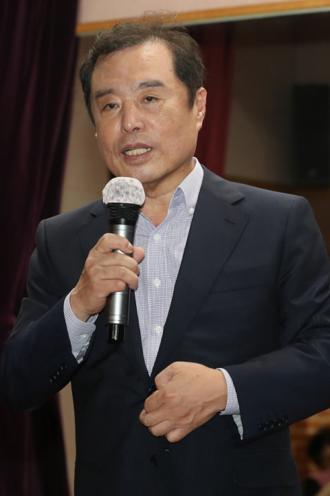 자유한국당 김병준 비상대책위원장이 추석 연휴를 앞둔 21일 오후 서울 강북구 강북노인종합복지관에서 어르신들을 향해 명절 인사말을 전하고 있다. 연합뉴스