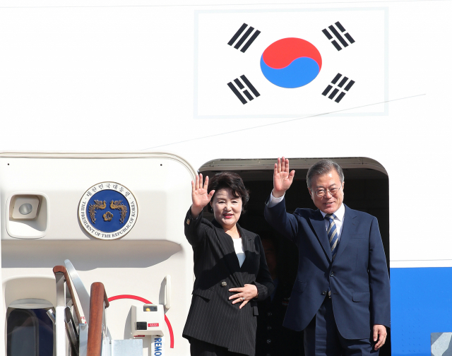 문재인 대통령과 부인 김정숙 여사가 23일 오후 경기도 성남 서울공항을 통해 유엔 총회가 열리는 미국 뉴욕으로 출국하기 전 손을 들어 인사하고 있다. 연합뉴스
