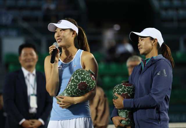 23일 오후 서울 송파구 올림픽공원 테니스코트에서 열린 여자프로테니스(WTA) 투어 KEB하나은행 코리아오픈 복식에서 우승한 한나래(오른쪽.인천시청)와 최지희(NH농협은행)가 트로피를 들고 인터뷰를 하고 있다. WTA 투어 대회 복식에서 한국 선수가 우승한 것은 2004년 이 대회 조윤정-전미라 이후 올해 한나래-최지희 조가 14년 만에 두 번째다. 연합뉴스