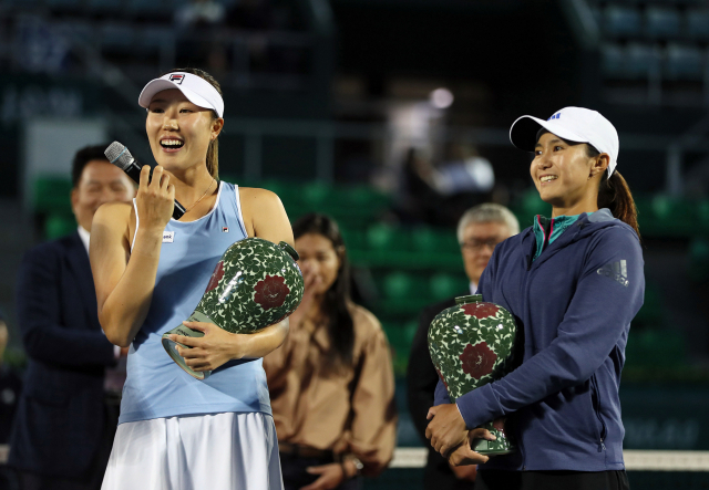 23일 오후 서울 송파구 올림픽공원 테니스코트에서 열린 여자프로테니스(WTA) 투어 KEB하나은행 코리아오픈 복식에서 우승한 한나래(오른쪽.인천시청)와 최지희(NH농협은행)가 트로피를 들고 인터뷰를 하고 있다. WTA 투어 대회 복식에서 한국 선수가 우승한 것은 2004년 이 대회 조윤정-전미라 이후 올해 한나래-최지희 조가 14년 만에 두 번째다. 연합뉴스