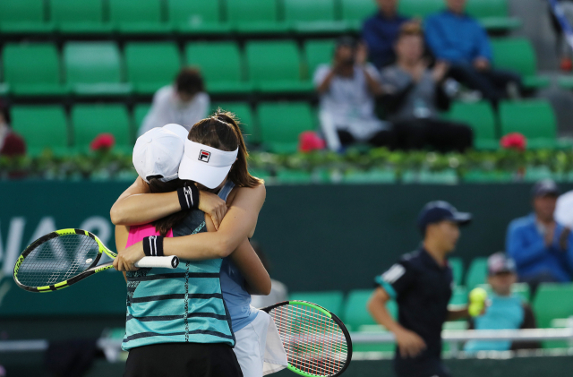 23일 오후 서울 송파구 올림픽공원 테니스코트에서 열린 여자프로테니스(WTA) 투어 KEB하나은행 코리아오픈 복식 결승에서 한나래(인천시청)와 최지희(NH농협은행)가 우승을 확정짓고 포옹하고 있다. WTA 투어 대회 복식에서 한국 선수가 우승한 것은 2004년 이 대회 조윤정-전미라 이후 올해 한나래-최지희 조가 14년 만에 두 번째다. 연합뉴스