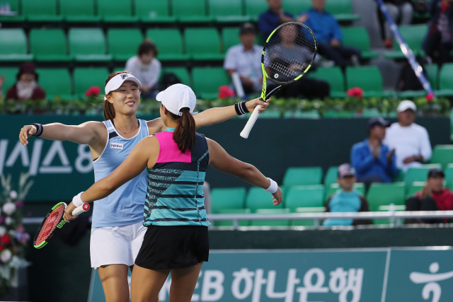 23일 오후 서울 송파구 올림픽공원 테니스코트에서 열린 여자프로테니스(WTA) 투어 KEB하나은행 코리아오픈 복식 결승에서 한나래(인천시청)와 최지희(NH농협은행)가 우승을 확정짓고 포옹하고 있다. WTA 투어 대회 복식에서 한국 선수가 우승한 것은 2004년 이 대회 조윤정-전미라 이후 올해 한나래-최지희 조가 14년 만에 두 번째다. 연합뉴스