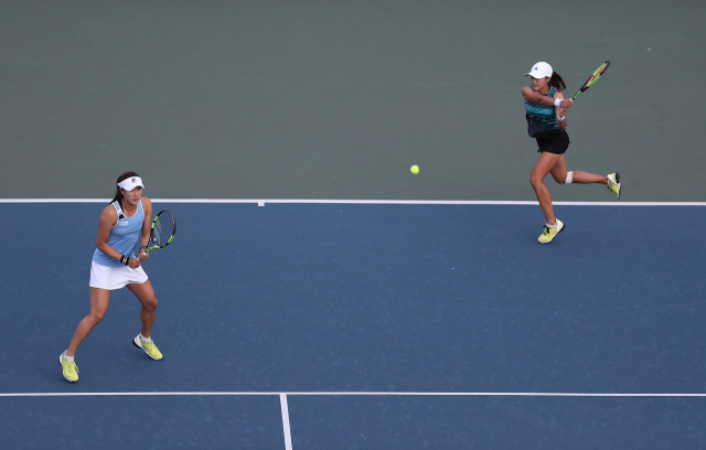 23일 오후 서울 송파구 올림픽공원 테니스코트에서 열린 여자프로테니스(WTA) 투어 KEB하나은행 코리아오픈 복식 결승에서 한나래(오른쪽.인천시청)와 최지희(NH농협은행)가 셰쑤웨이와 셰수잉(대만)을 상대로 경기를 펼치고 있다. 이 경기에서 한나래-최지희가 우승해 WTA 투어 대회 복식에서 한국 선수가 우승한 것은 2004년 이 대회 조윤정-전미라 이후 14년 만에 두 번째다. 연합뉴스