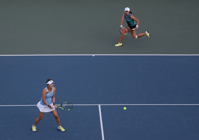 23일 오후 서울 송파구 올림픽공원 테니스코트에서 열린 여자프로테니스(WTA) 투어 KEB하나은행 코리아오픈 복식 결승에서 한나래(뒤.인천시청)와 최지희(NH농협은행)가 셰쑤웨이와 셰수잉(대만)을 상대로 경기를 펼치고 있다. 이 경기에서 한나래-최지희가 우승해 WTA 투어 대회 복식에서 한국 선수가 우승한 것은 2004년 이 대회 조윤정-전미라 이후 14년 만에 두 번째다. 연합뉴스