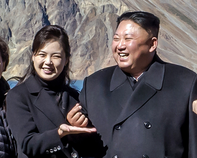 공개 행사에 함께 참석한 리설주와 김정은 국무위원장. 연합뉴스