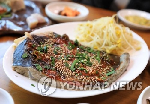 영산포 입구의 홍어찜요리[촬영 성연재]