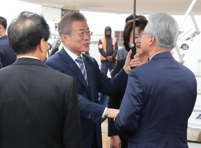문재인 대통령과 부인 김정숙 여사가 23일 오후(현지시간) 유엔 총회가 열리는 미국 뉴욕 JFK 국제공항에 도착해 영접 나온 조윤제 주미 대사와 인사하고 있다. 연합뉴스