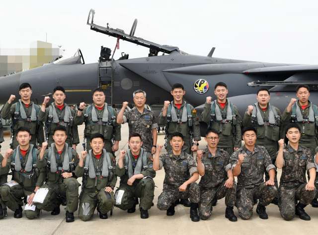 이왕근 공군참모총장이 추석인 24일 공군 제11전투비행단을 방문해 영공방위 대비태세를 점검하고 연휴 기간에도 임무를 수행하고 있는 장병들을 격려하고 있다. 연합뉴스