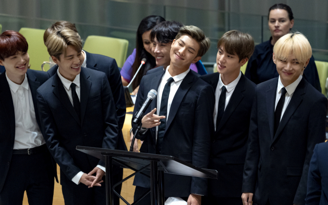 케이팝 그룹 방탄소년단(BTS)이 24일(현지시간) 미국 뉴욕 유엔본부 신탁통치이사회 회의장에서 진행된 유엔아동기금(UNICEF·유니세프) 청년 어젠다 