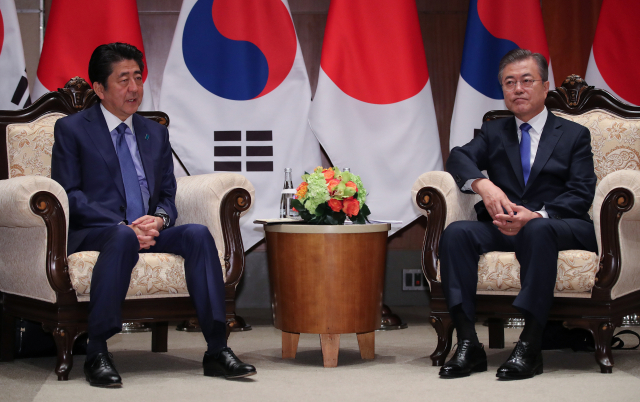 유엔 총회 참석 중인 문재인 대통령이 25일 오전(현지시간) 미국 뉴욕 파커 호텔에서 아베 신조 일본 총리를 만나 환담하고 있다. 연합뉴스