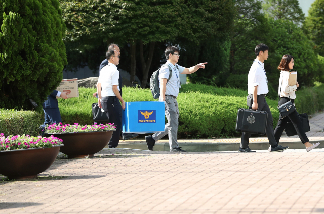 5일 서울 강남구 숙명여자고등학교를 압수수색한 경찰 수사관들이 압수물을 담은 상자를 들고 학교를 나서고 있다. 경찰은 이날 시험문제 유출 의혹과 관련 이 학교 교장실과 교무실 등을 압수수색했다. 연합뉴스