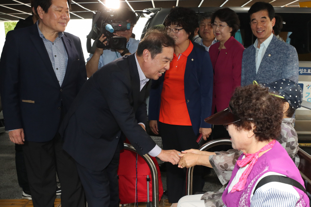 자유한국당 김병준 비상대책위원장이 추석 연휴를 앞둔 21일 오후 서울 강북구 강북노인종합복지관을 찾아 어르신들에게 명절 인사를 전하고 있다. 연합뉴스